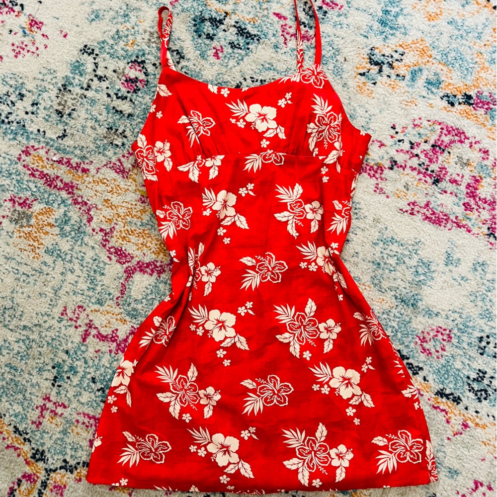 Wild fable red and crème Hawaiian print w/ open cut back